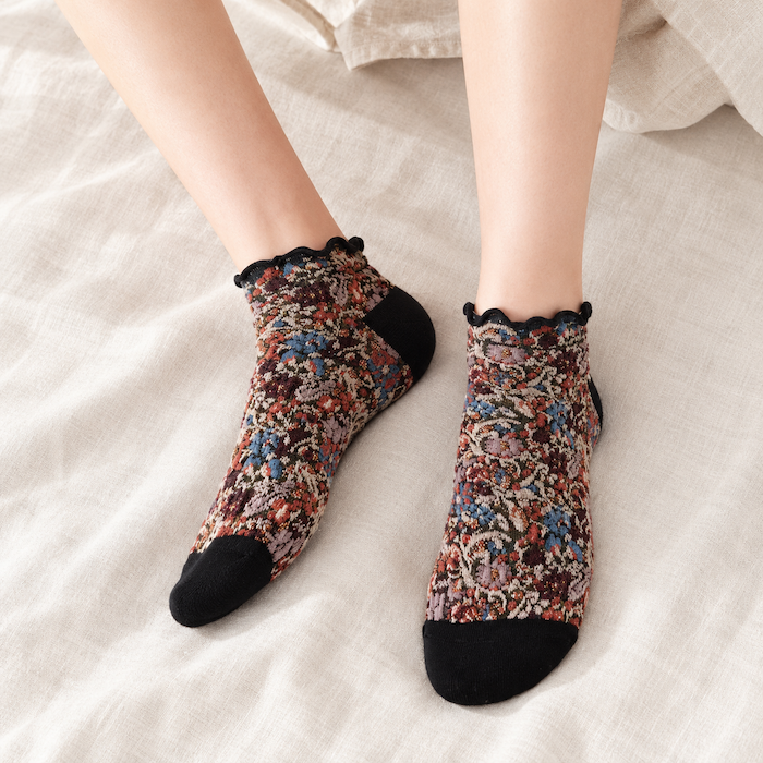 Chaussettes fleuries femme à froufrous – La Mystérieuse Lou Renard