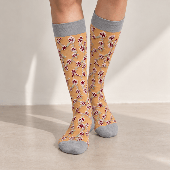 Chaussettes hautes femme à fleurs, Jaune – La Vigoureuse Lou Renard
