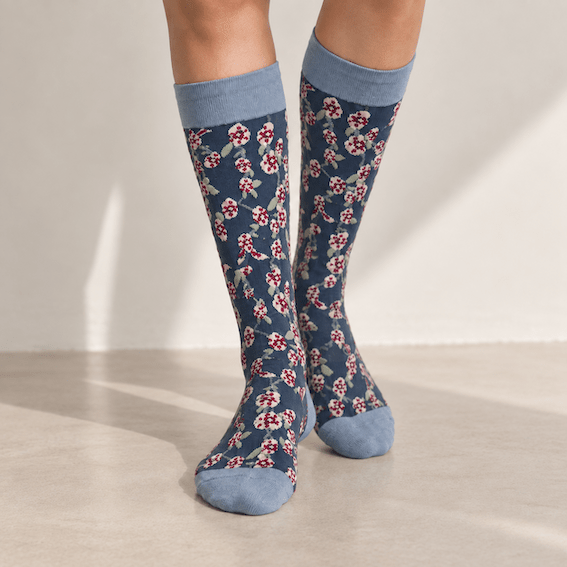 Chaussettes hautes femme à fleurs, Bleu – La Vigoureuse Lou Renard